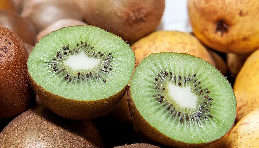 Landwirte bauen auch exotische Fr&uuml;chte wie Kiwis an (Archivbild)