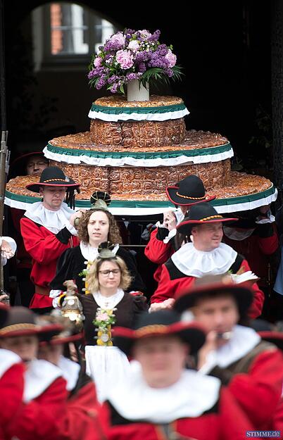 Der Siederkuchen wird am 24.05.2015 beim traditionellen Salzsiederfest aus dem Rathaus in Schw&auml;bisch-Hall (Baden-W&uuml;rttemberg) getragen. &Uuml;ber Jahrhunderte produzierten die Salzsieder Salz - das "wei&szlig;e Gold des Mittelalters". Durch den damit verbundenen Handel wurde die Stadt wohlhabend. Seit dem 14. Jahrhundert ist in Schw&auml;bisch Hall das Salzsiederfest &uuml;berliefert. Foto: Daniel Naupold/dpa +++(c) dpa - Bildfunk+++