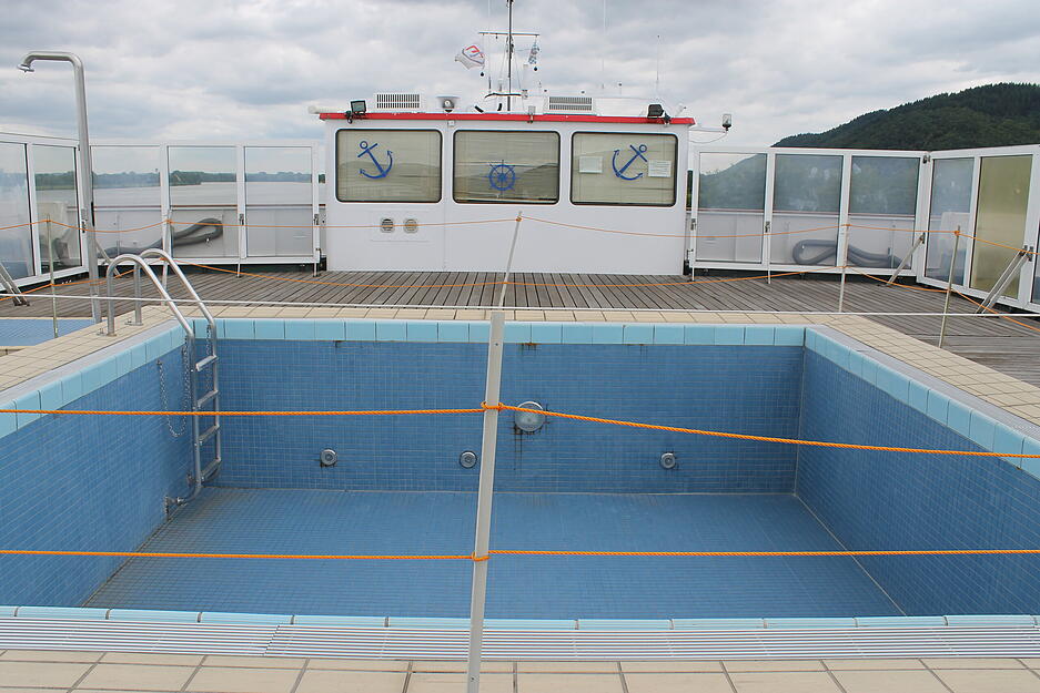 Auf Kreuzfahrt in Richtung Österreich ist das Schiff schon seit eineinhalb Jahren nicht mehr, es liegt seit mehreren Wochen nur am Ufer. Nur der Pool auf dem Freideck ist abgesperrt, kein Wasser eingelassen. Auf Kreuzfahrt in Richtung Österreich ist das Schiff schon seit eineinhalb Jahren nicht mehr, es liegt seit mehreren Wochen nur am Ufer. Nur der Pool auf dem Freideck ist abgesperrt, kein Wasser eingelassen.