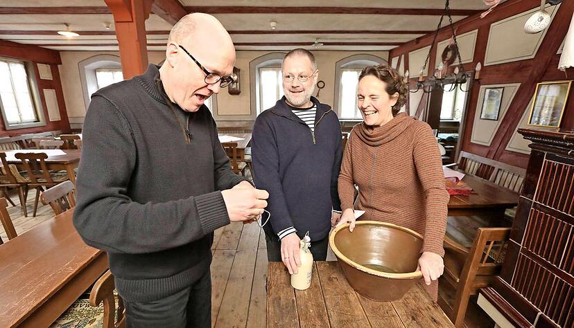 Die Bretzfelder R&ouml;ssle-Wirte Roland Gehr und Christiane Werner-Gehr freuen sich mit Museumsleiter Michael Happe (li. ) auf die neue Herausforderung.Foto: Weigert