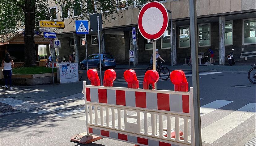 In der Lohtorstraße werden bereits die Weindorf-Stände aufgebaut. Die Vorbereitungen und die Feierlichkeiten bringen Einschränkungen für den Verkehr mit sich. In der Lohtorstraße werden bereits die Weindorf-Stände aufgebaut. Die Vorbereitungen und die Feierlichkeiten bringen Einschränkungen für den Verkehr mit sich.