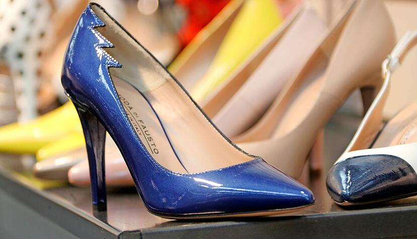 Ist Blau das neue Schwarz? Wenn Händler bei der Sabu-Schuhmesse Sommerware für 2016 ordern, ist auch der richtige Riecher für Farbtrends gefragt.Foto: Sawatzki