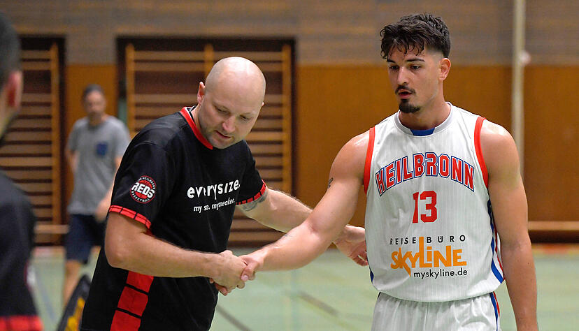 Gut gemacht, "Stefko"! Stefan Vasovic (rechts) holte sich f&uuml;r seine Leistung gegen Freiburg ein Lob von Reds-Spielertrainer Goran Mijic ab.