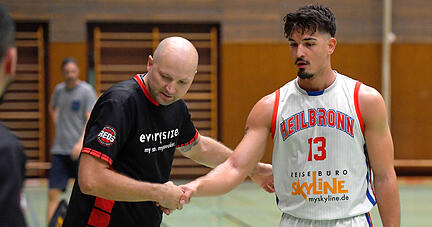 Gut gemacht, "Stefko"! Stefan Vasovic (rechts) holte sich f&uuml;r seine Leistung gegen Freiburg ein Lob von Reds-Spielertrainer Goran Mijic ab.