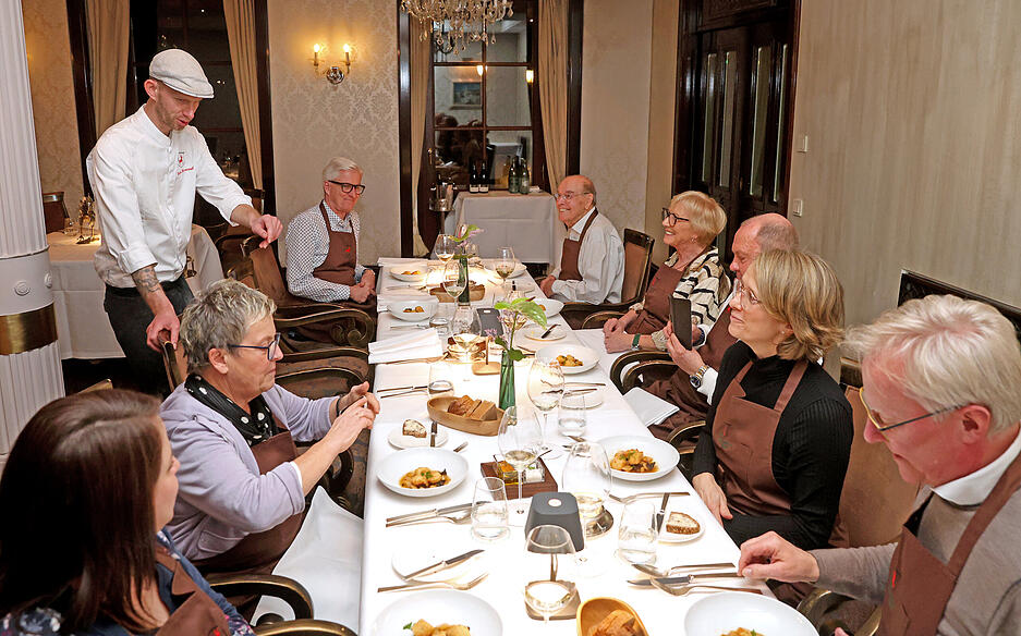 Nach dem Kochen genießen die Leser gemeinsam mit Stimme-Verleger Tilmann Distelbarth (hi. li.) und Chefredakteur Uwe Ralf Heer (v. re.) ihr Menü. Nach dem Kochen genießen die Leser gemeinsam mit Stimme-Verleger Tilmann Distelbarth (hi. li.) und Chefredakteur Uwe Ralf Heer (v. re.) ihr Menü.