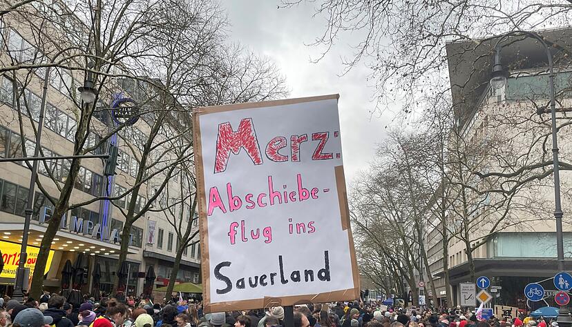 Manche Demonstranten w&uuml;nschen sich Friedrich Merz ins Sauerland zur&uuml;ck (Archivbild).