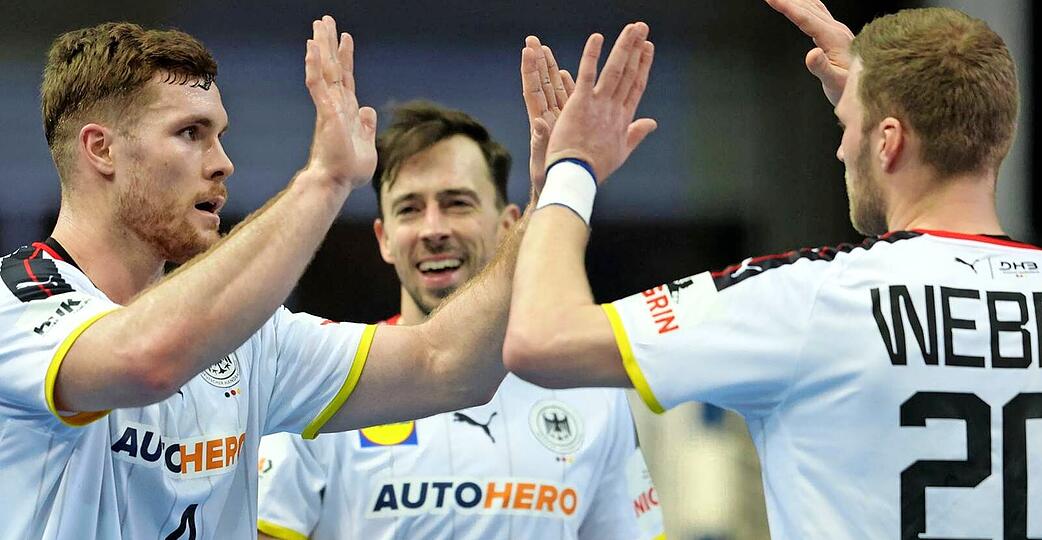 Freudiges Abklatschen: Johannes Golla, Patrick Groetzki und Philipp Weber (von links) sowie ihre deutschen Teamkollegen hatten am Donnerstagabend sehr viel Anlass zum Jubeln. Das war ein Top-Start in die WM-Hauptrunde.
Foto: dpa Freudiges Abklatschen: Johannes Golla, Patrick Groetzki und Philipp Weber (von links) sowie ihre deutschen Teamkollegen hatten am Donnerstagabend sehr viel Anlass zum Jubeln. Das war ein Top-Start in die WM-Hauptrunde.
Foto: dpa