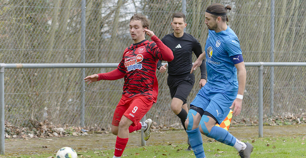 Michael Baronas (links) erzielte beim ASC Neuenheim den zweiten Treffer der SG Kirchardt zum 2:4-Endstand.