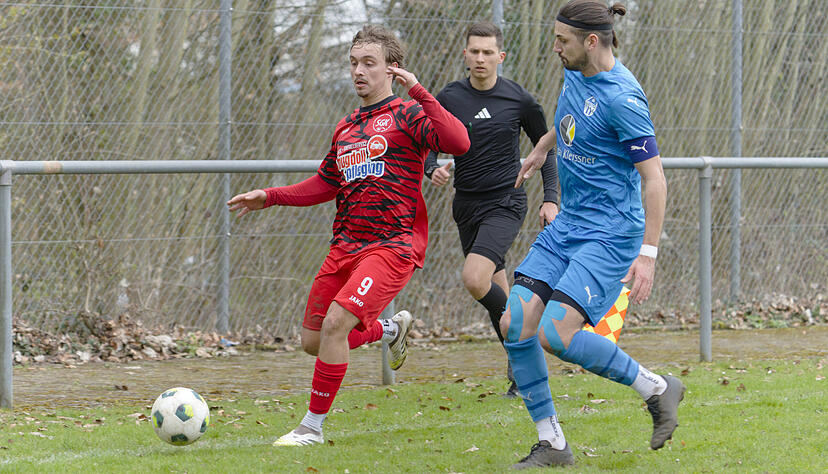 Michael Baronas (links) erzielte beim ASC Neuenheim den zweiten Treffer der SG Kirchardt zum 2:4-Endstand.