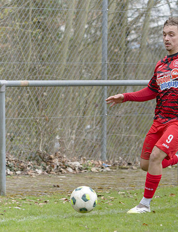 Michael Baronas (links) erzielte beim ASC Neuenheim den zweiten Treffer der SG Kirchardt zum 2:4-Endstand.