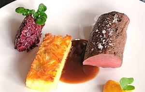 Rehrücken mit Wacholderjus, Mandarinenchutney, Kartoffelröster.