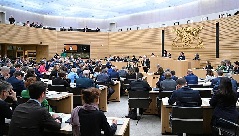 Der baden-württembergische Landtag könnte durch das neue Wahlrecht auf fast 200 Abgeordnete anwachsen. Ein Volksbegehren will das verhindern. Der baden-württembergische Landtag könnte durch das neue Wahlrecht auf fast 200 Abgeordnete anwachsen. Ein Volksbegehren will das verhindern.