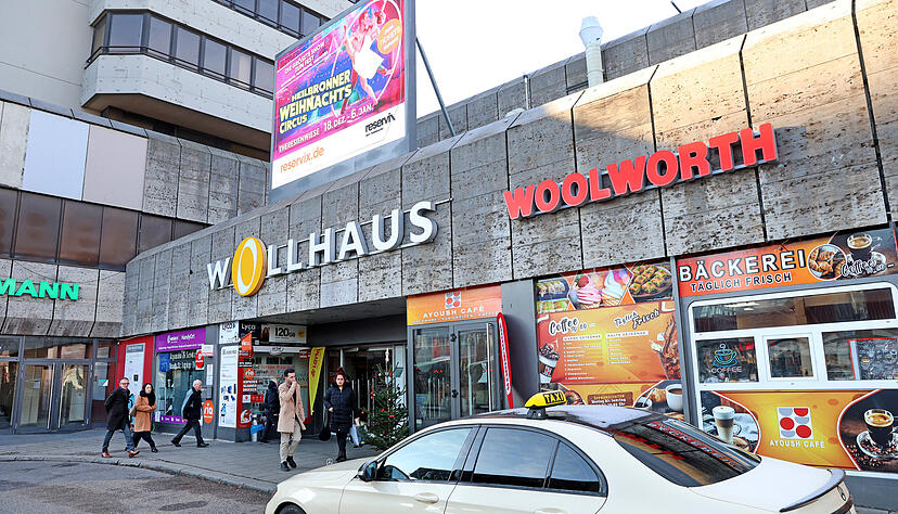 Das Wollhaus lockt mit seinem oft kosteng&uuml;nstigen Einkaufserlebnis laut eines Ladenbetreibers auch unerw&uuml;nschte Klientel an.