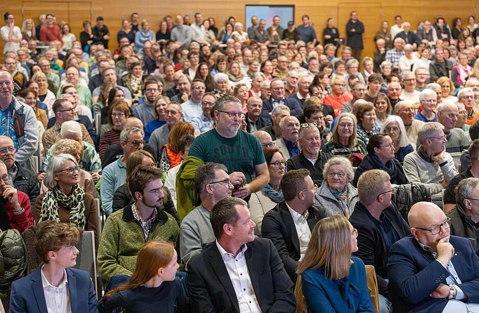 Zahlreiche Besucher verfolgen gespannt die Vorstellungen der Bewerber um das B&uuml;rgermeisteramt.