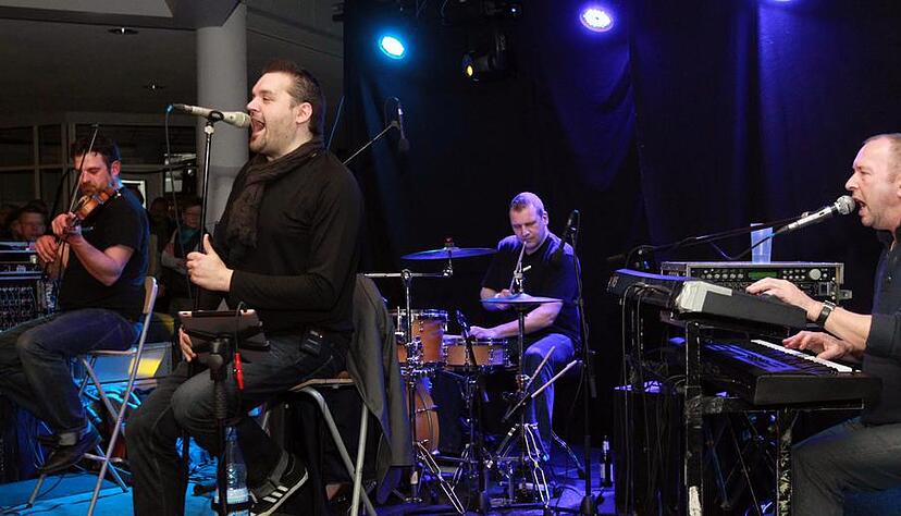 So kannten seine Fans Gonzo: Auf der Bühne mit Band, Musikerkollegen und seinem Hocker. Foto: HSt/Archiv