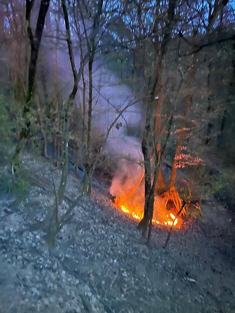 "Es gab kniehohe Flammen“, berichtet Einsatzleiter Nico Feghelm gegenüber der Heilbronner Stimme. "Es gab kniehohe Flammen“, berichtet Einsatzleiter Nico Feghelm gegenüber der Heilbronner Stimme.