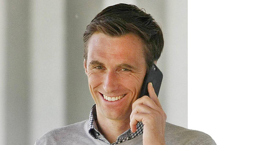 Der Mann mit dem Handy am Ohr: Hoffenheims Nachwuchschef Marcus Mann bei der Arbeit.

Foto: imago images/Huebner