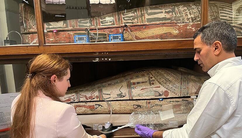 Emma Paolin und Abdelrazek Elnaggar von der Universität Ljubljana nahmen Luftproben im Ägyptischen Museum in Kairo. Emma Paolin und Abdelrazek Elnaggar von der Universität Ljubljana nahmen Luftproben im Ägyptischen Museum in Kairo.