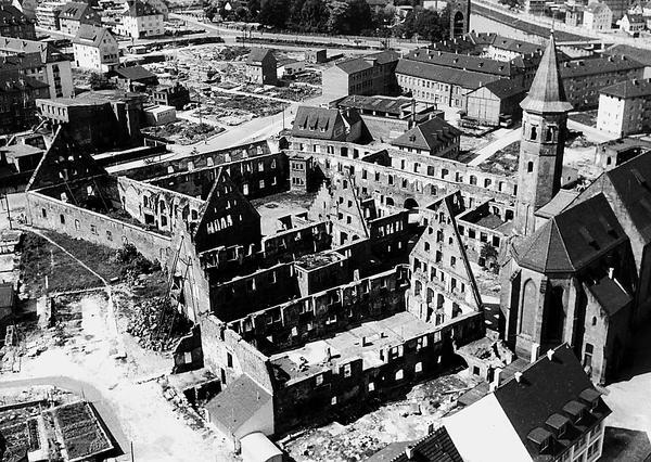 Blick auf die Geisterkulisse des Deutschhof-Ensembles mit St. Peter und Paul; rechts hinten Fa. Landerer, heute Stadtgalerie-Standort, links hinten der Götzenturm.