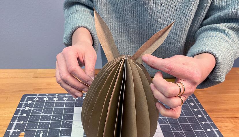 Zum Abschluss zwei Hasenohren basteln und diese an die runde Ei-Form kleben oder einfach in die Falten stecken. Zum Abschluss zwei Hasenohren basteln und diese an die runde Ei-Form kleben oder einfach in die Falten stecken.