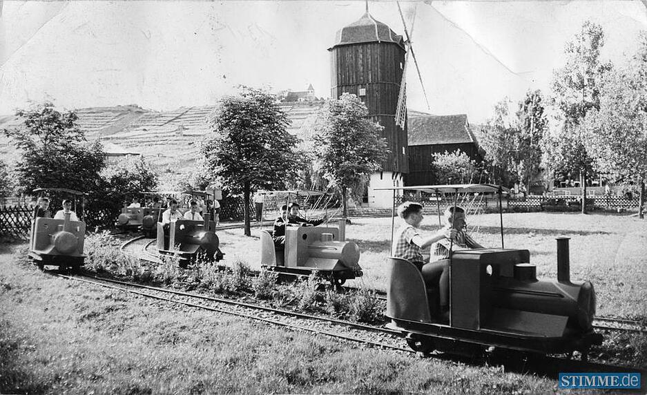 Juni 1964: Eine der ersten Fahrattraktionen im Freizeitpark sind die pedalbetriebenen Metall-Lokomotiven für je zwei "Lokomotivführer".