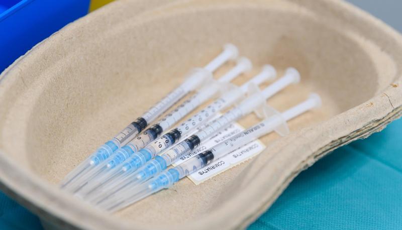 Vorbereitete Spritzen mit dem Impfstoff gegen Covid-19 von Biontech/Pfizer liegen in einer Schale. Vorbereitete Spritzen mit dem Impfstoff gegen Covid-19 von Biontech/Pfizer liegen in einer Schale.