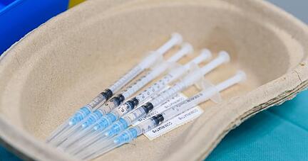 Vorbereitete Spritzen mit dem Impfstoff gegen Covid-19 von Biontech/Pfizer liegen in einer Schale.