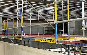 Innen wie außen nimmt der HGÖ-Neubau mehr und mehr Gestalt an. Die Klassenzimmer, die Lichthöfe, die Flure und Treppenanlagen sind bereits erfahrbar.
Fotos: Yvonne Tscherwitschke