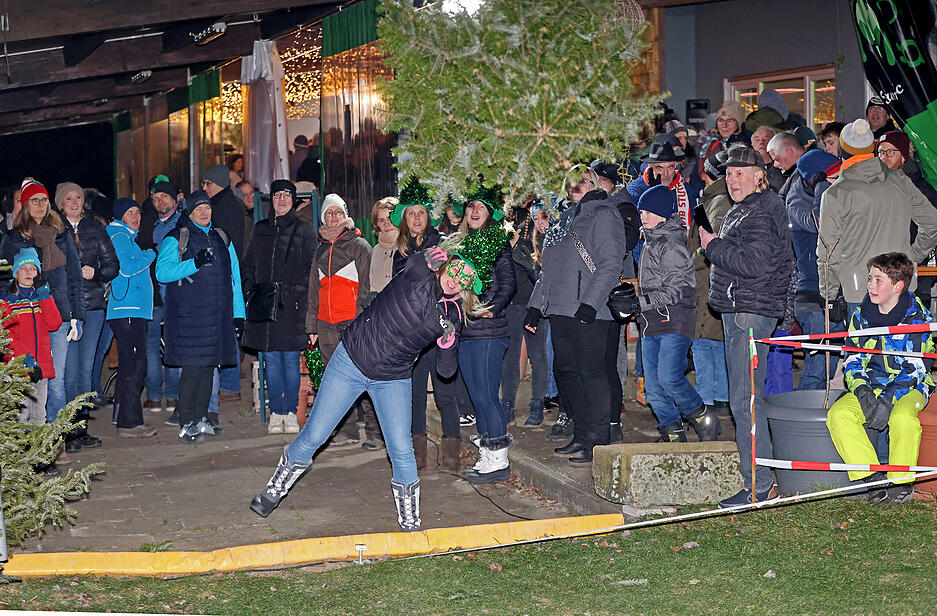 Christbaumschmiss in Kochert&uuml;rn: Wenn der Baum &uuml;ber f&uuml;nf Meter weit fliegt