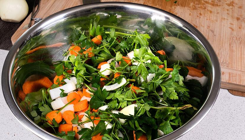 Das frische Gemüse für die Turbobrühe wird in grobe Stücke geschnitten, die Petersilie grob gehackt. Das frische Gemüse für die Turbobrühe wird in grobe Stücke geschnitten, die Petersilie grob gehackt.