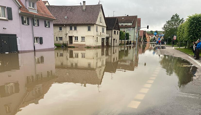 In Lauffen (Landkreis Heilbronn) schwappt der Neckar auf die Kiesstraße. In Lauffen (Landkreis Heilbronn) schwappt der Neckar auf die Kiesstraße.