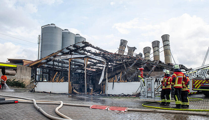 Einsatzkräfte der Feuerwehr bekämpfen einen Großbrand in einem Hühnerzuchtbetrieb in Niederstetten.
