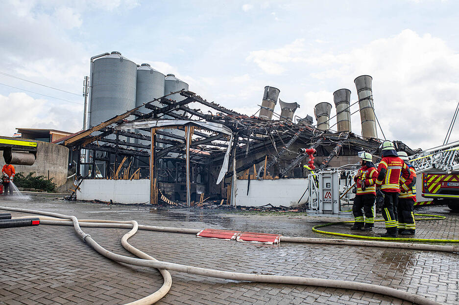Einsatzkräfte der Feuerwehr bekämpfen einen Großbrand in einem Hühnerzuchtbetrieb in Niederstetten.