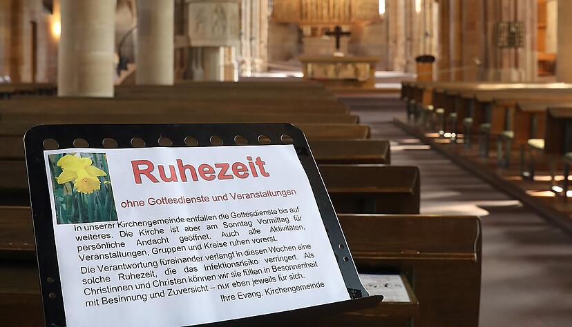 "Ruhezeit" in der Kilianskirche. Wegen Corona dürfen keine Gottesdienste gefeiert werden. Etliche Gemeinden entwickeln jetzt Alternativen.
Foto: Andreas Veigel "Ruhezeit" in der Kilianskirche. Wegen Corona dürfen keine Gottesdienste gefeiert werden. Etliche Gemeinden entwickeln jetzt Alternativen.
Foto: Andreas Veigel