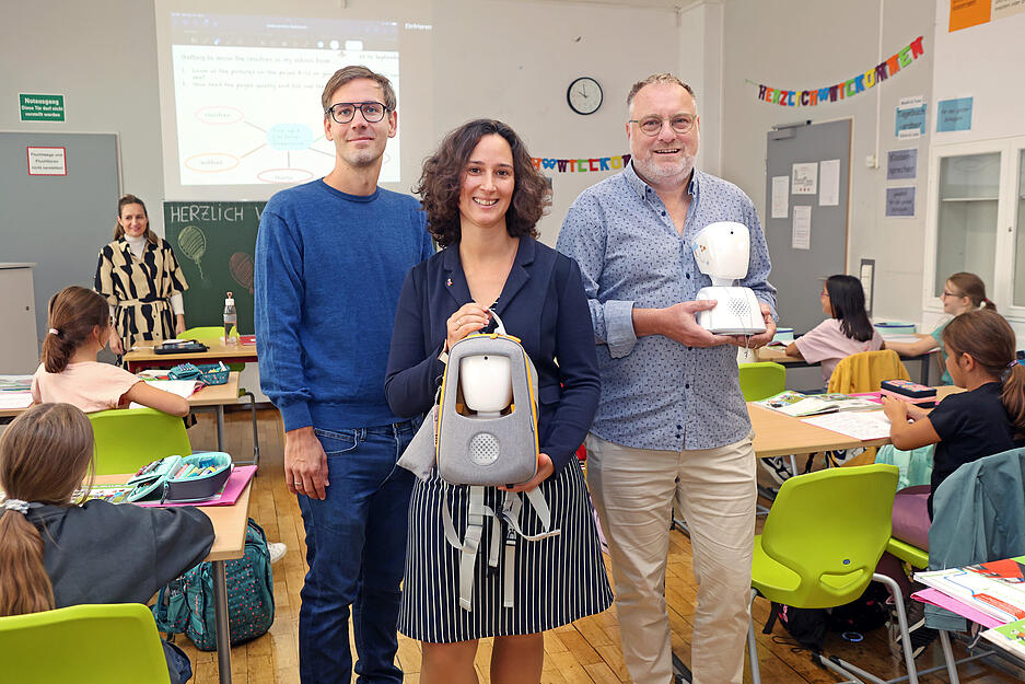 Daniel Gysin (links), Kerstin Lanig und Jürgen Dorsch: Emmas Avatar wird jeden Morgen in der Tasche ins Klassenzimmer gebracht.