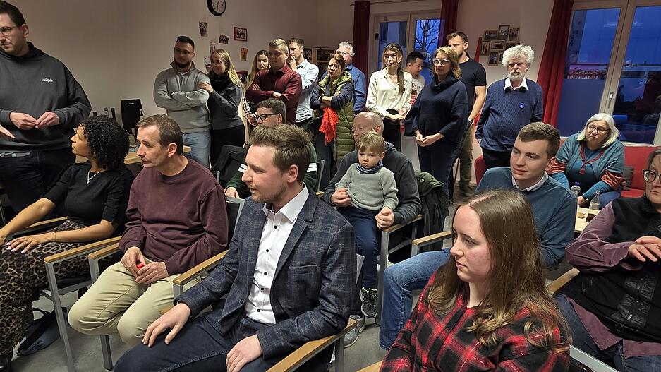 Konzentrierte Stille herrscht kurz nach 18 Uhr im Büro der SPD in Crailsheim. Bundestagskandidat Kevin Leiser ( Wahlkreis Schwäbisch Hall – Hohenlohe) sitzt in erster Reihe (Mitte) vor dem Fernseher – alle verfolgen die Berichte mit den ersten Ergebnissen. Die Enttäuschung im Raum ist spürbar.