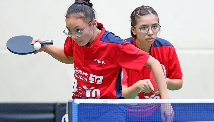 Im Doppel gab es f&uuml;r das junge Neckarsulmer Duo nichts zu holen: Die 13-j&auml;hrige Minh-Thao Nguyen (links) beim Aufschlag und die 18 Jahre alte Felicia Behringer machen sich bereit f&uuml;r die Antwort der Gegnerinnen aus S&uuml;&szlig;en.
Foto: Ralf Seidel
