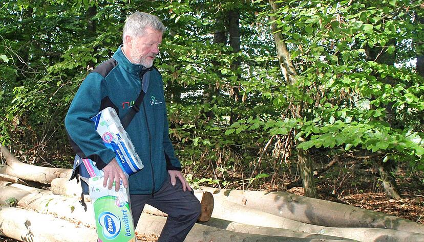 Nicht nur als Brennholz gefragt: Martin Rüter, Leiter des Forstamts im Landkreis Heilbronn, zeigt einen Polter mit Industrieholz. Die Papierrollen von Zewa symbolisieren, wo ein Teil des Sortiments hingeht: nach Mannheim zu Zellstoff Waldhof.
Foto: Jörg Kühl Nicht nur als Brennholz gefragt: Martin Rüter, Leiter des Forstamts im Landkreis Heilbronn, zeigt einen Polter mit Industrieholz. Die Papierrollen von Zewa symbolisieren, wo ein Teil des Sortiments hingeht: nach Mannheim zu Zellstoff Waldhof.
Foto: Jörg Kühl