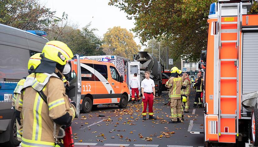 Einsatzfahrzeuge von Polizei und Feuerwehr stehen an der Unfallstelle in Berlin-Wilmersdorf.