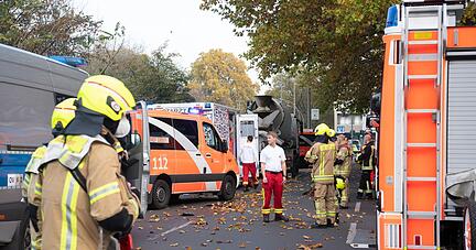 Einsatzfahrzeuge von Polizei und Feuerwehr stehen an der Unfallstelle in Berlin-Wilmersdorf.