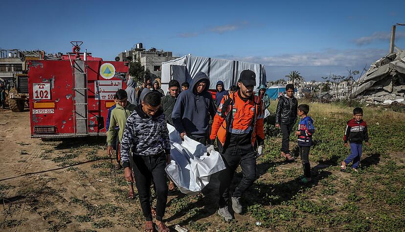 Pal&auml;stinenser tragen im Gazastreifen eine Leiche.