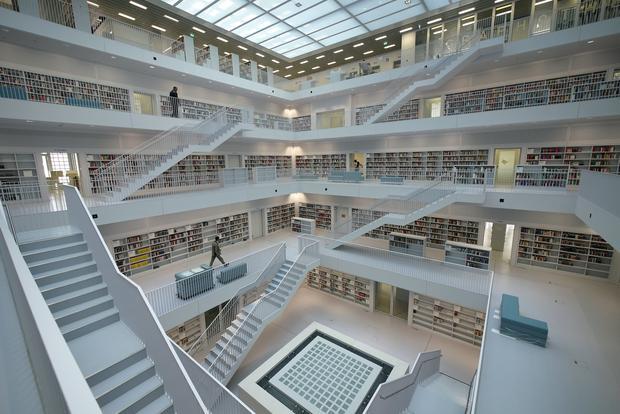 In seinem Inneren bietet der Neubau der Stuttgarter Stadtbibliothek architektonischen Glanz.