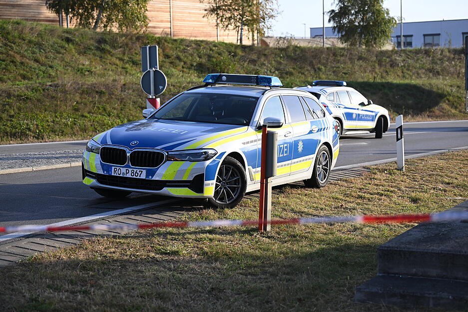 Die Polizei geht davon aus, dass es sich um ein Schleuserfahrzeug handelte. Die Polizei geht davon aus, dass es sich um ein Schleuserfahrzeug handelte.