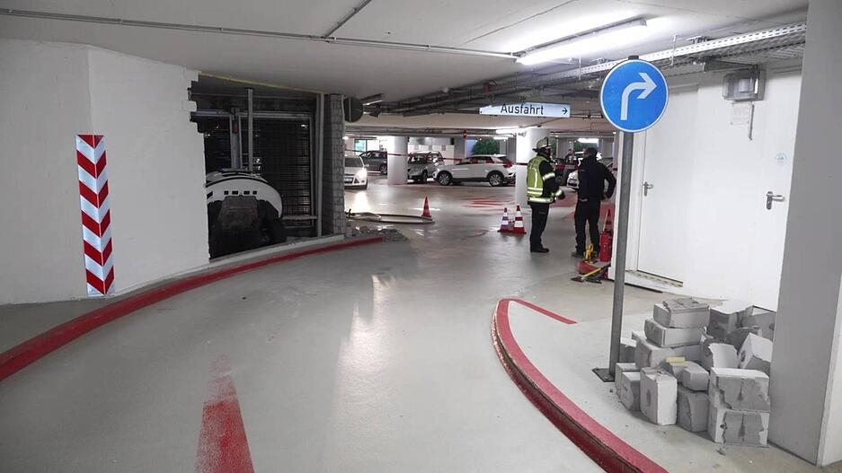 Einsatzkräfte befreien einen Fahrer nach einem Unfall in einer Tiefgarage. Einsatzkräfte befreien einen Fahrer nach einem Unfall in einer Tiefgarage.