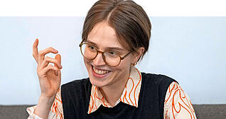 „Die Vielfalt, das ist das Interessante am Theater“.Seit September lebt Sonia Glade in Heilbronn und fühlt sich angekommen im Team des Ensembles des Jungen Theaters. Auf der Bühne wird man sie ohne Brille mit Kontaktlinsen erleben.