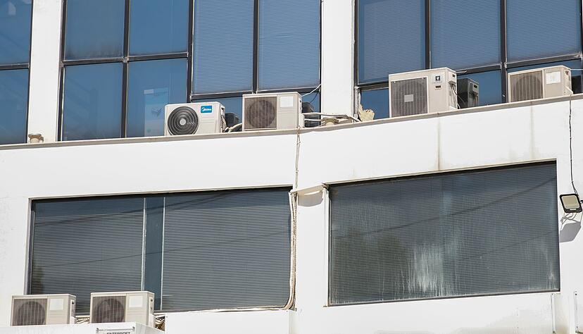 Klimaanlagen an der Fassade eines Bürogebäudes in Griechenland Klimaanlagen an der Fassade eines Bürogebäudes in Griechenland