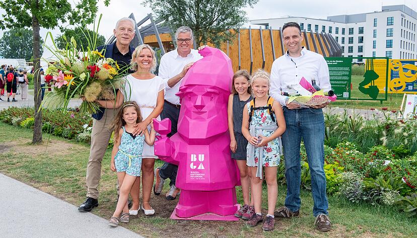 OB Harry Mergel (li.) und Buga Chef Hanspeter begr&uuml;&szlig;en Claudia Vettermann mit ihren T&ouml;chter Dania, Salome und Joana sowie Ehemann Michael. Foto: Mario Berger