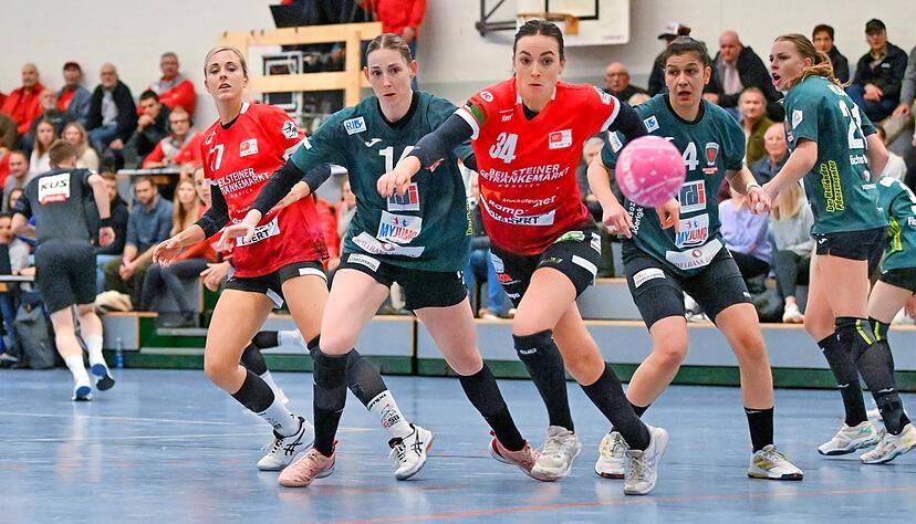 Auf die SG Schozach-Bottwartal um Lisa Loehnig (links) und Elena Fabritz (Mitte) wartet am Samstagabend in der Langhanshalle ein Duell mit den Tabellenzweiten des HSV Solingen-Gräfrath. Auf die SG Schozach-Bottwartal um Lisa Loehnig (links) und Elena Fabritz (Mitte) wartet am Samstagabend in der Langhanshalle ein Duell mit den Tabellenzweiten des HSV Solingen-Gräfrath.