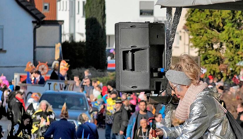 Auch viele geschm&uuml;ckte Wagen fuhren beim Faschingsumzug mit.
Foto: Dennis Mugler