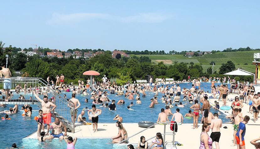 So voll ist es im Lauffener Freibad selten. Die Besucherzahlen sind zur&uuml;ckgegangen.